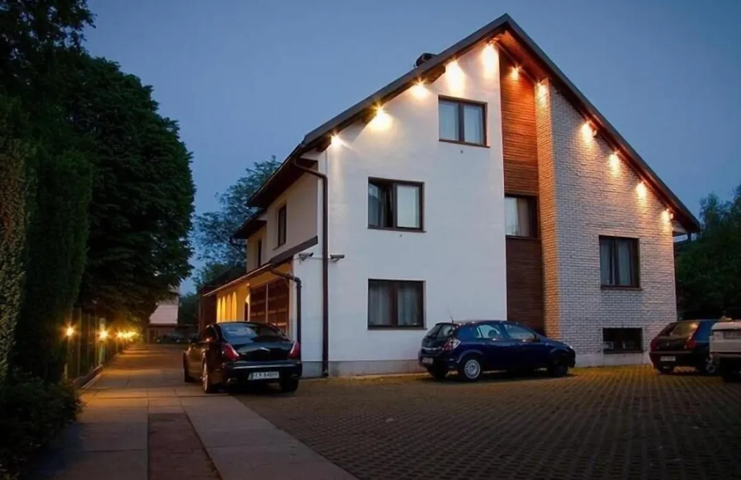 4 Couples & 4 Friends Hostel-1