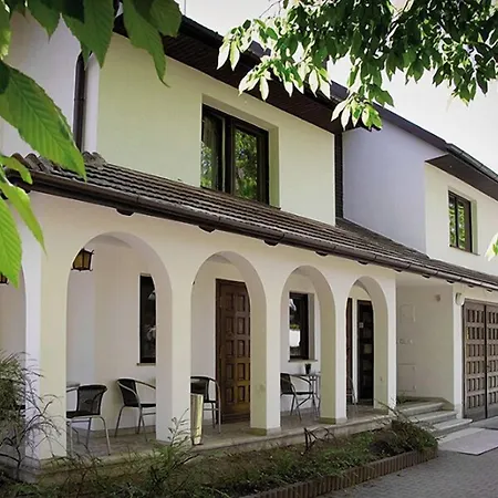 4 Couples & 4 Friends Hostel-3